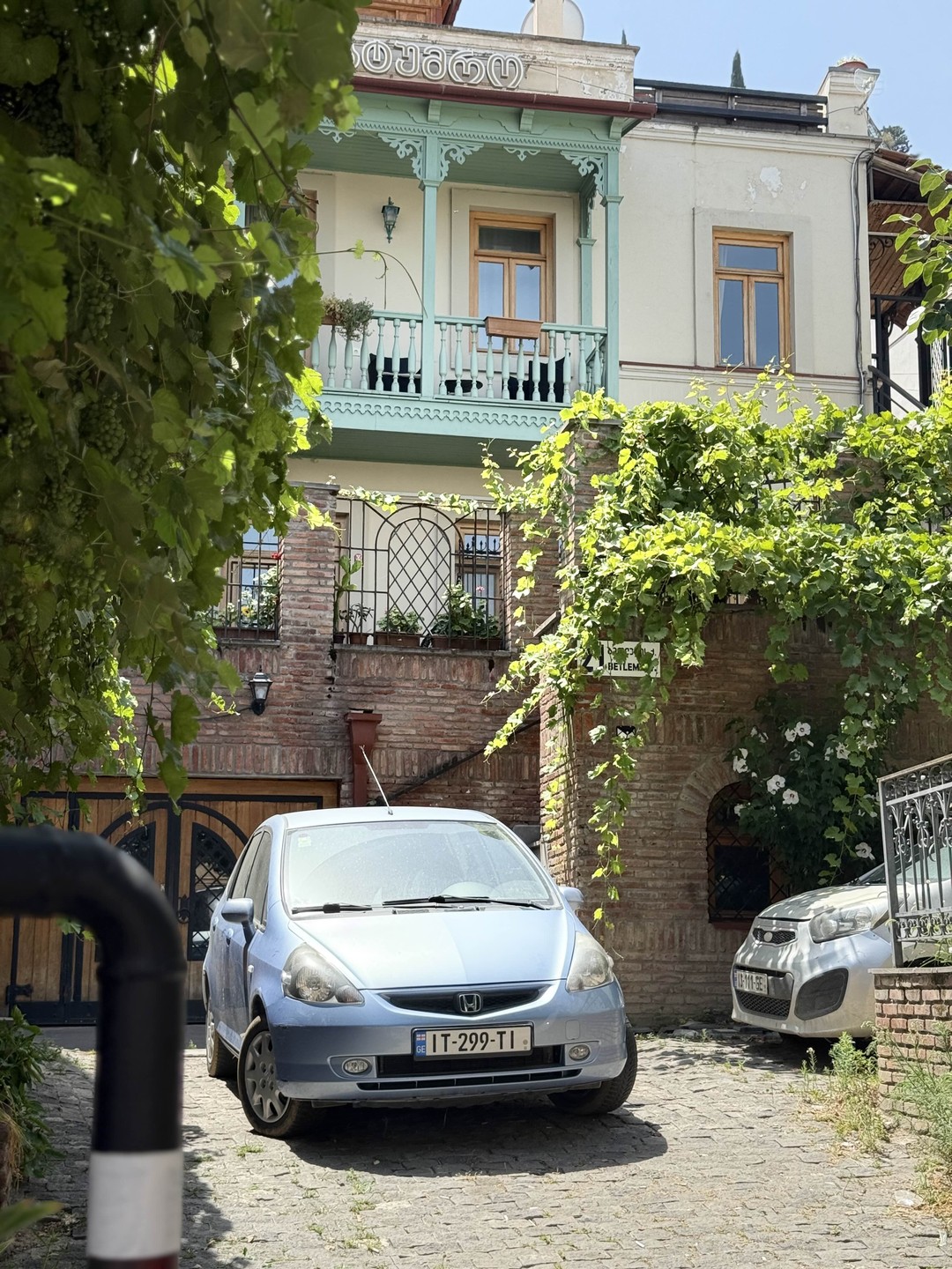 Спасибо нашему дорогому другу Лаше за невероятный день в Тбилиси! Мы здесь не первый раз, но
