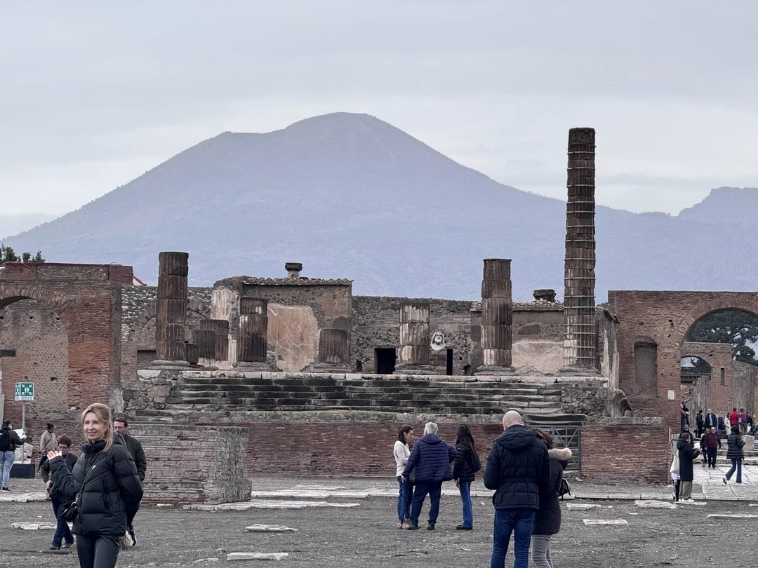 Хорошая экскурсия, чтобы из Рима посетить Помпеи и получить общее представление о Неаполе. Времени в Помпеях