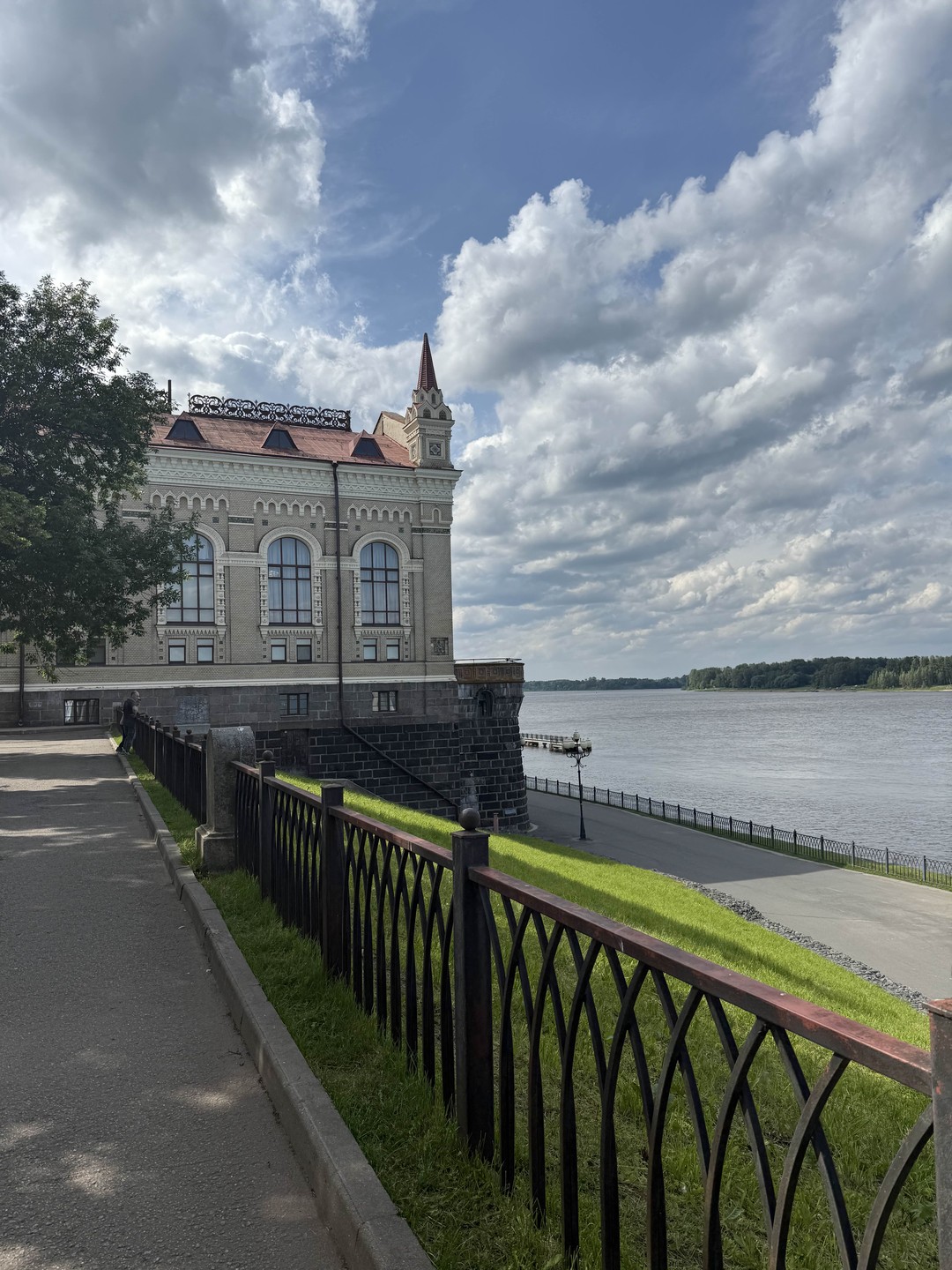 Очень приятный экскурсовод, с четкой емкой,интересной подачей материала, немного с юмором))