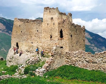 На внедорожниках к старинным аулам, башням и пещере