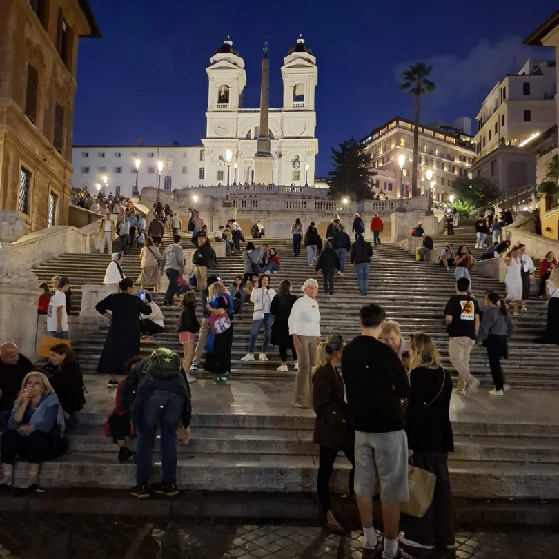 Нашим гидом был молодой музыкант Себастьян. Он отличный рассказчик, со своим особенным взглядом на исторические события