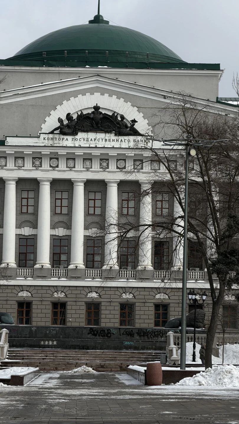 Василий -отличный рассказчик, в арсенале которого старые фото города, которые особенно интересно изучать в сравнении с