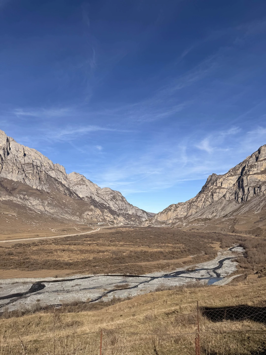 Отличный гид, хороший тур. Минимум ходьбы, для тех кто любит ездить, а не ходить пешком в горы, чтобы восхищаться красивыми пейзажами