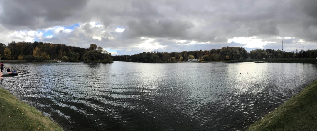 Неспешная прогулка по территории парка с рассказом истории его возникновения. Интересно и содержательно, хочется вернуться и