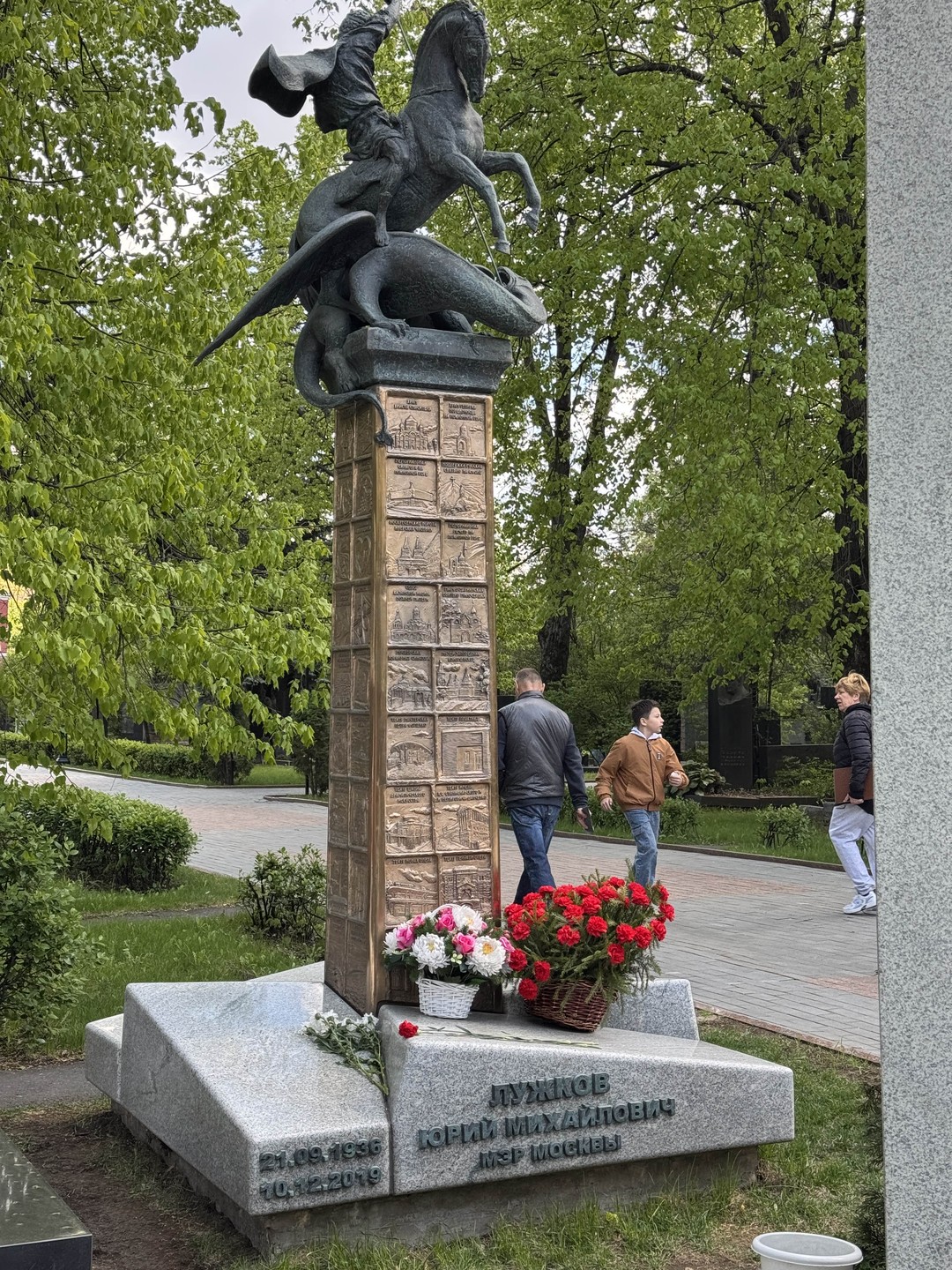 Сегодня были на экскурсии и нам очень понравилось. Не думала,что кладбище может быть интересным, но экскурсовод