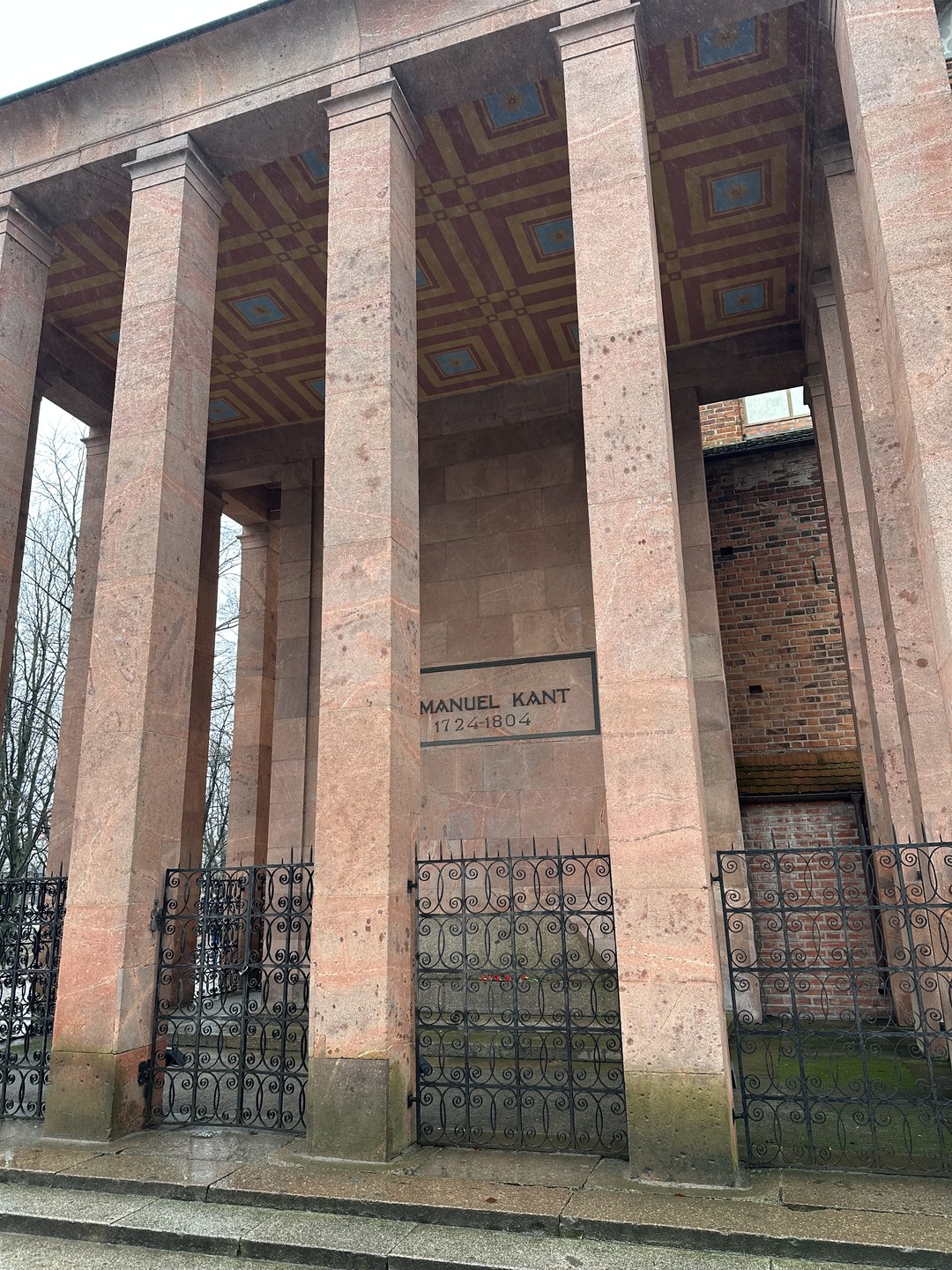 Даже в проливной непроходящий дождь, даже с детской коляской и маленьким путешественником экскурсия получилась отличная, однозначно