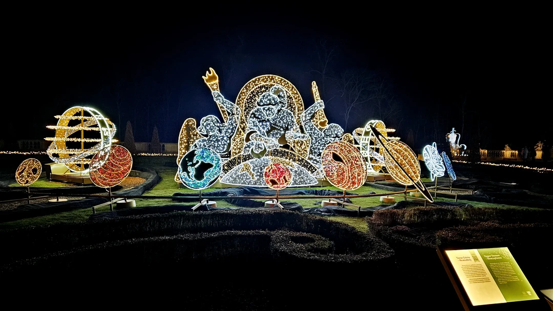 Яна очень интересно,красочно показала Рождественскую Варшаву, экскурсия получилась очень душевная,такая знаете, как будто прослушали звон колокольчика