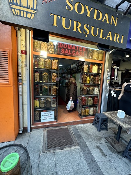 все было отлично, прогулялись по городу, было очень много интересных локаций, куда бы я один точно