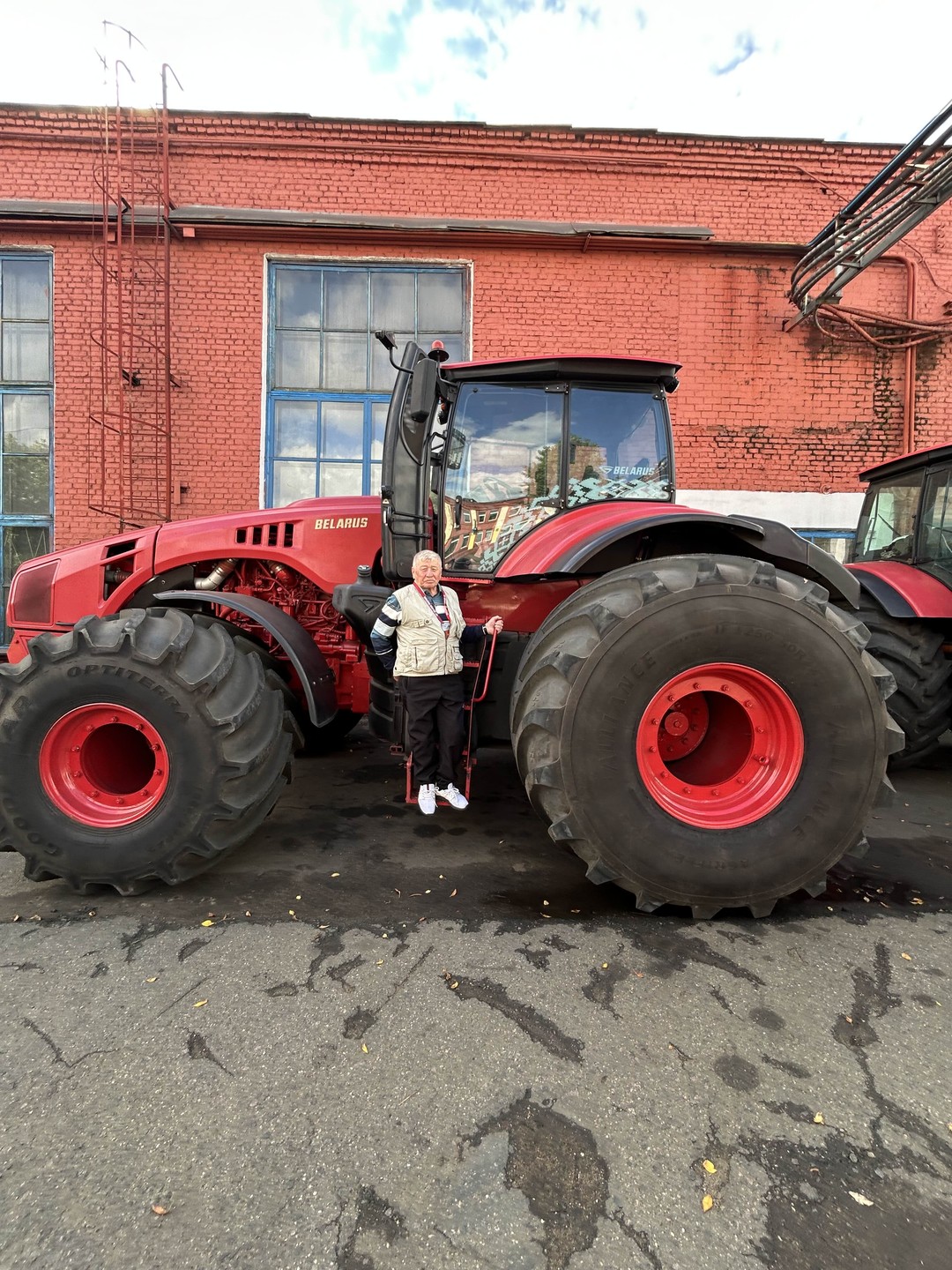 Прекрасно! Экскурсия по тракторному заводу отличная!