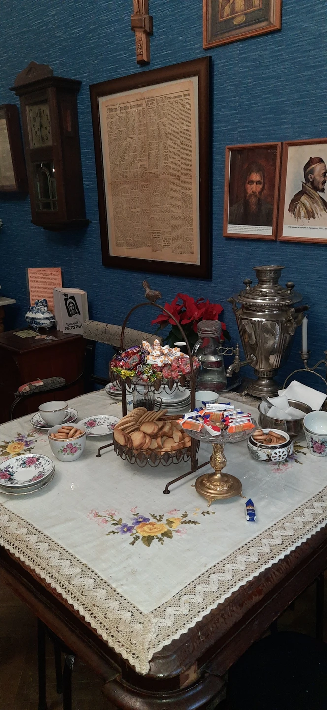 Огромное спасибо Михаилу за великолепную экскурсию! Гид - прекрасный рассказчик. Посещение квартиры Распутина - это сопрокосновение