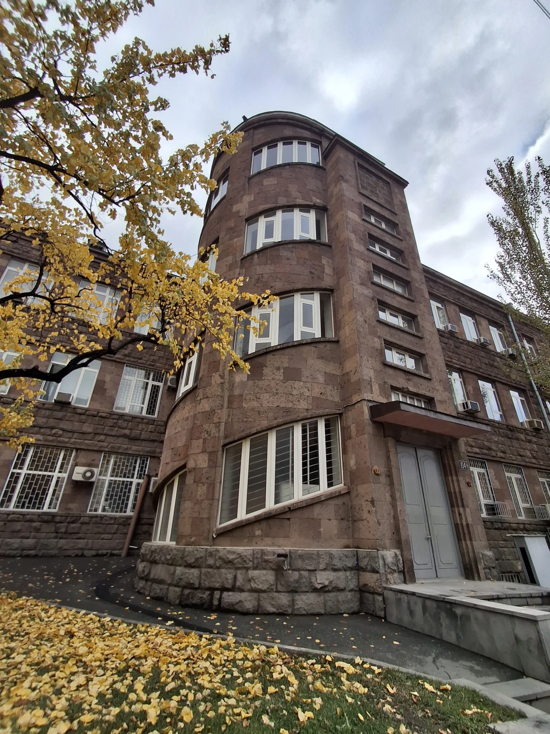 Советский модернизм в Ереване - с современным художником (Надежда)