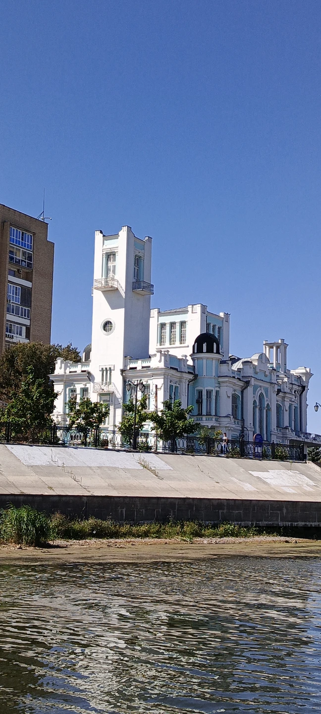 Вдоль набережных Астрахани - на катере с навесом (в группе) (Светлана)