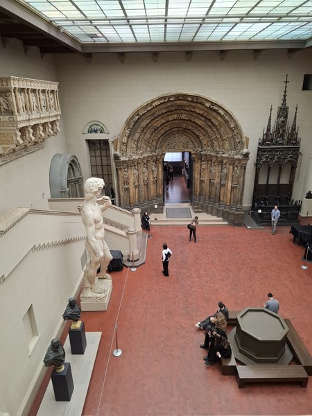 Великолепно организованная экскурсия. Четкая структура, легкая навигация. Дает возможность получить общее, емкое впечатление от всего музея