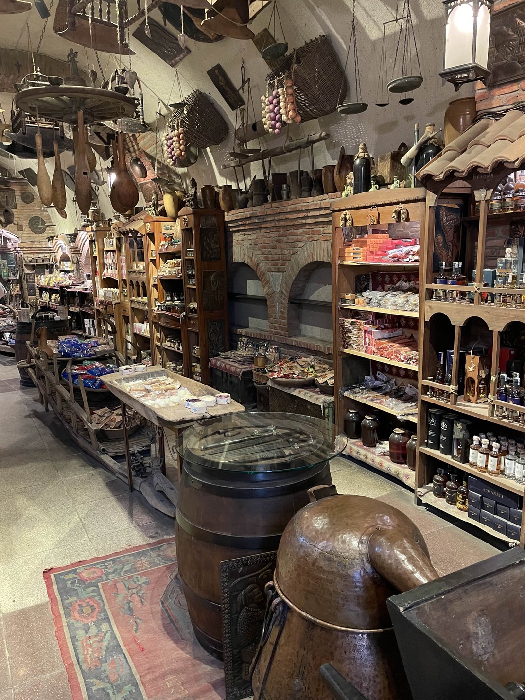 Экскурсия по Винным погребам очень понравилась. Продегустировали около 15 видов вина и 8-10 видов чачи. Так