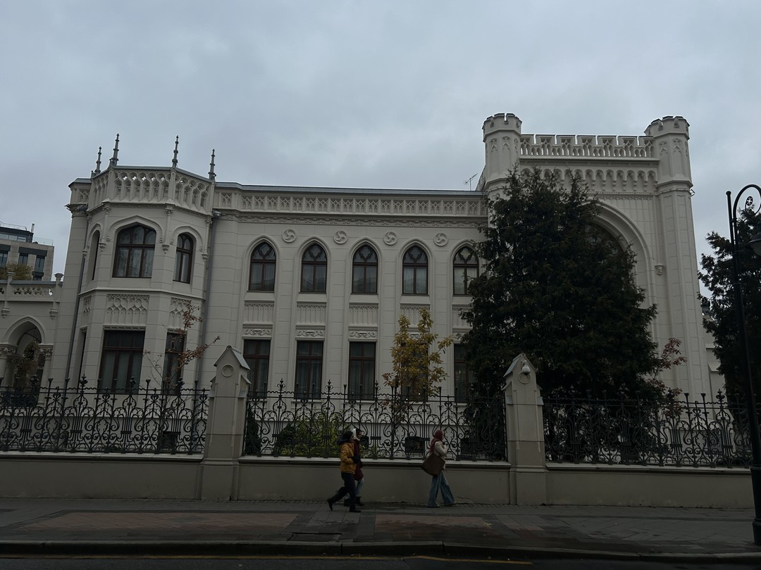 Посмотрели особняки Шехтеля районе Патриарших. Легкая прогулка по центру с добрым и веселым рассказом о жизни