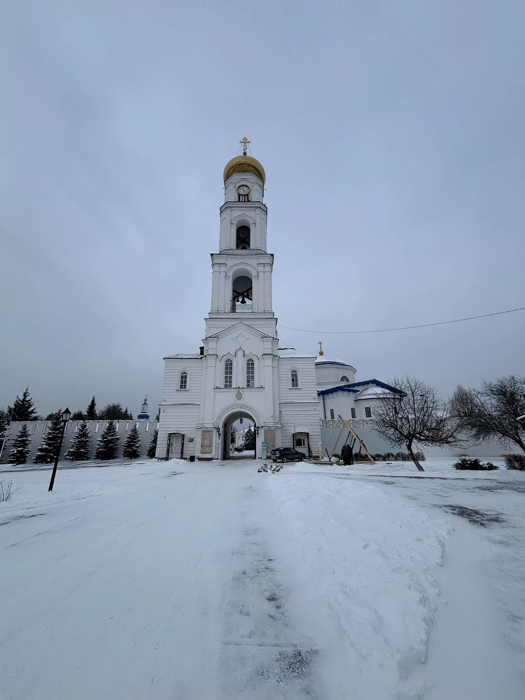 Нам очень нравится начинать экскурсию с Храма всех религий, который, благодаря своему удивительному собранию архитектурных элементов