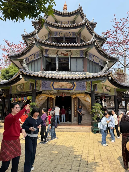 Антон показал нам совершенно потрясающий Гуанджоу! старый город, старинные сады и современные точки красоты города. Ценно