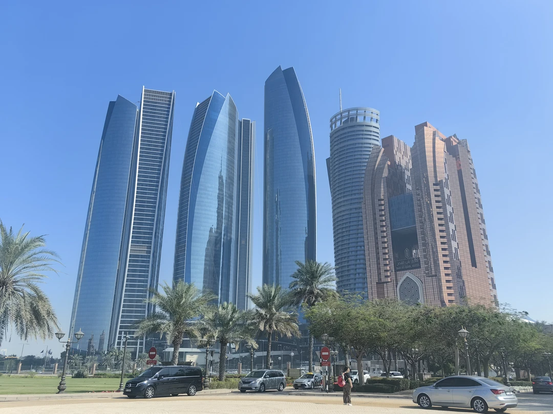 Сегодня посетили индивидуальную экскурсию в Абу-Даби, сопровождал Фируз. Отличная организация, идеальный транспорт, оперативная помощь с билетами