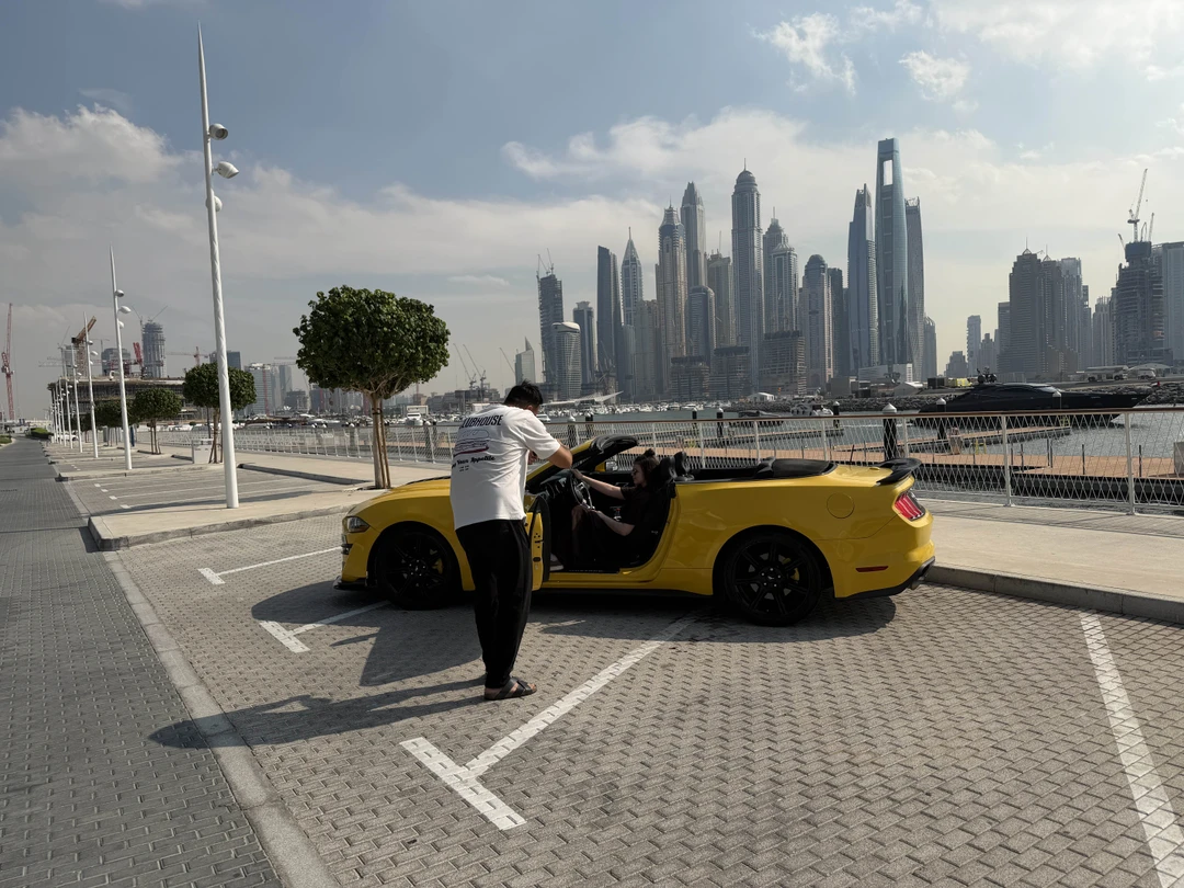 На жёлтом кабриолете по Дубаю (Евгений)