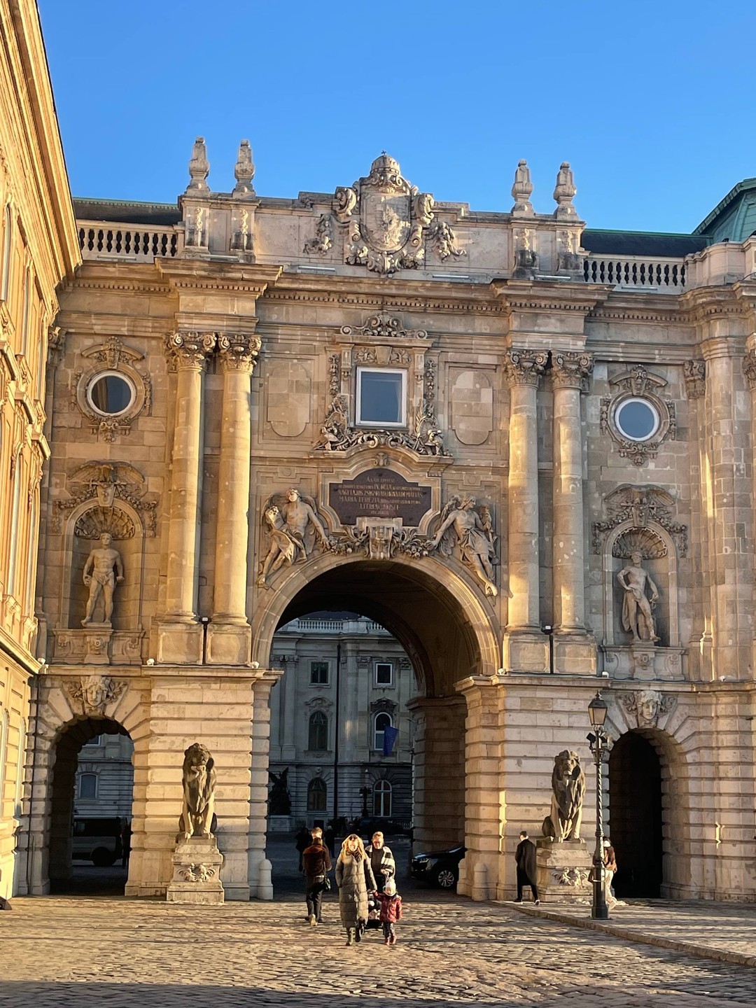 Это не экскурсия, а полный восторг! Золдан прекрасный экскурсовод и человек! 3,5 часа восхитительных рассказов о