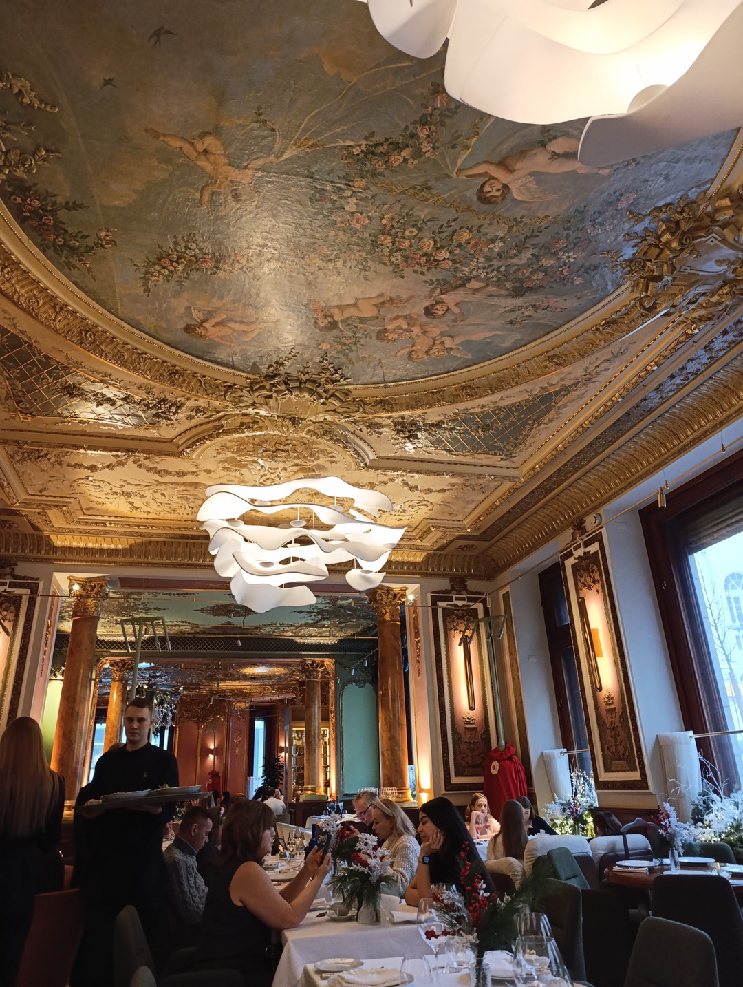 Ольга потрясающий рассказчик, устроила в сказочном месте предновогоднюю сказку, рассказывая про Новый год. Вся семья получила