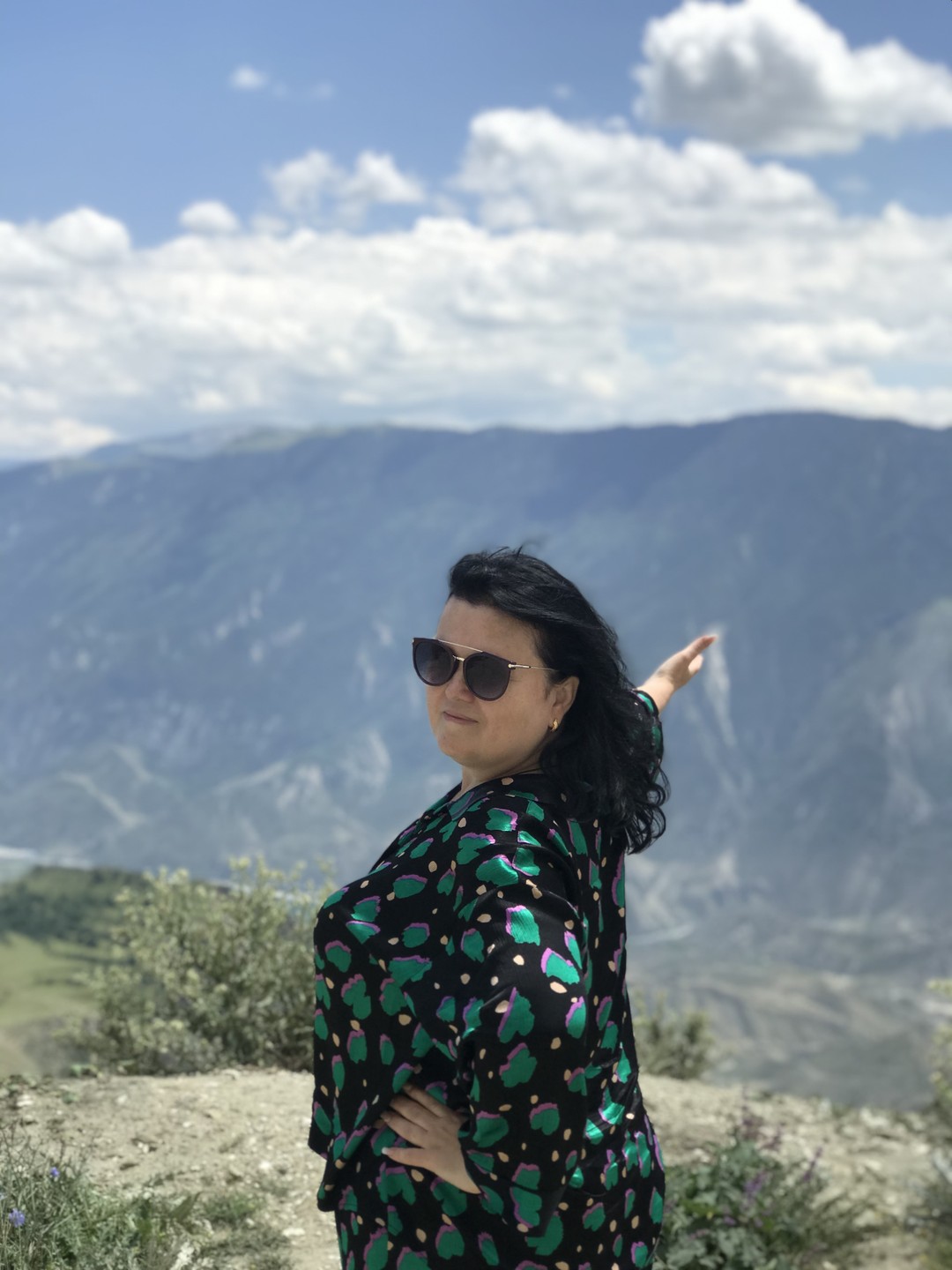 Самая лучшая экскурсия! Виды космические, природа ещё нетронутая человеком, озеро зеркально лазурное манило взглядом, аромат горных