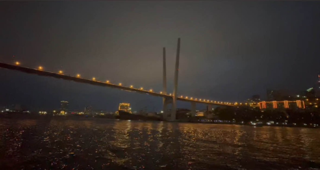Волшебный вечер во Владивостоке🌅 Огни Золотого моста, мерцание воды, шум рассекаемых волн, истории о природе, городе