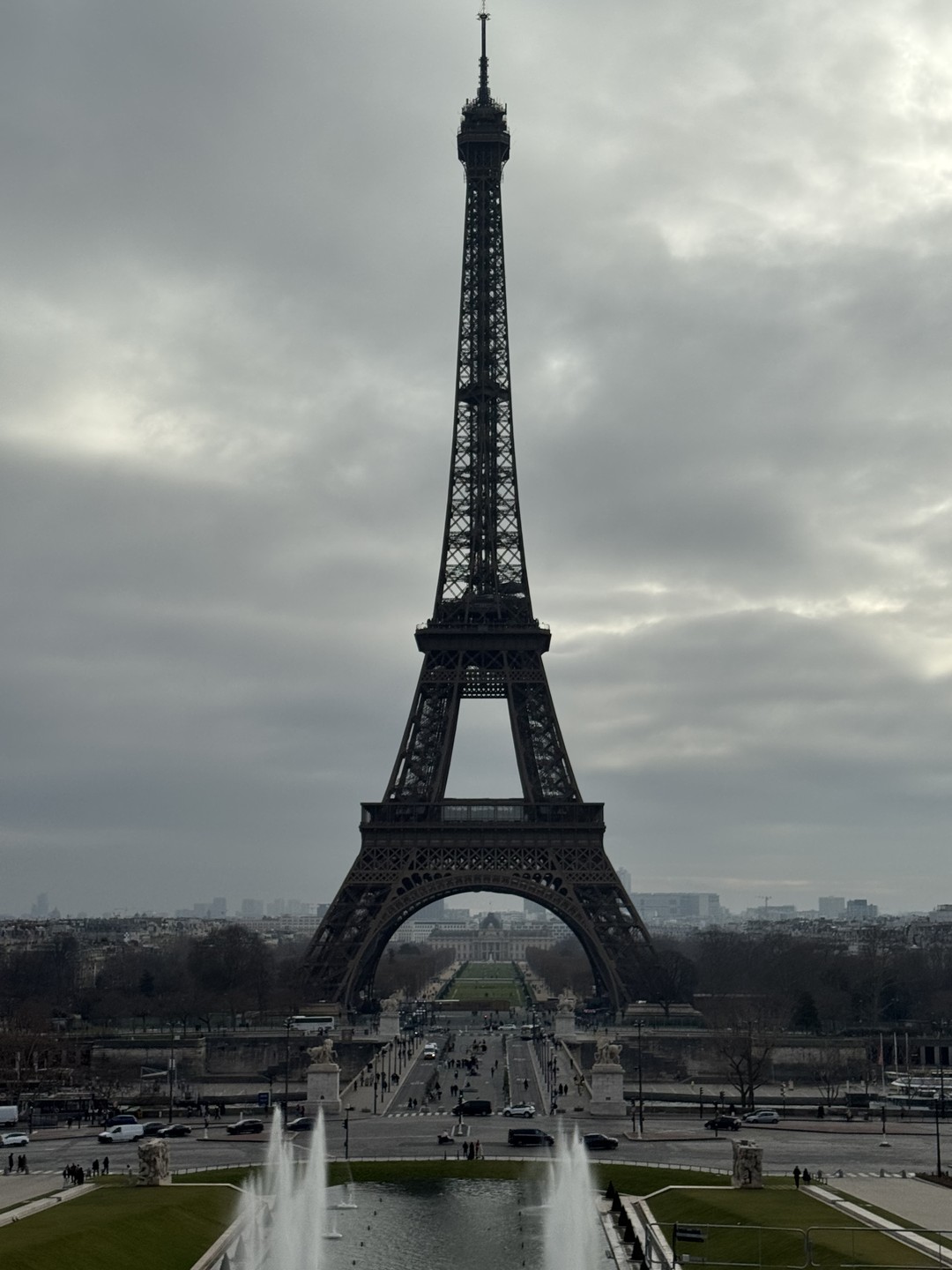 Александр влюблен в Париж, давно живет в Париже. Очень хорошо знает историю. Очень понятно рассказывает, не