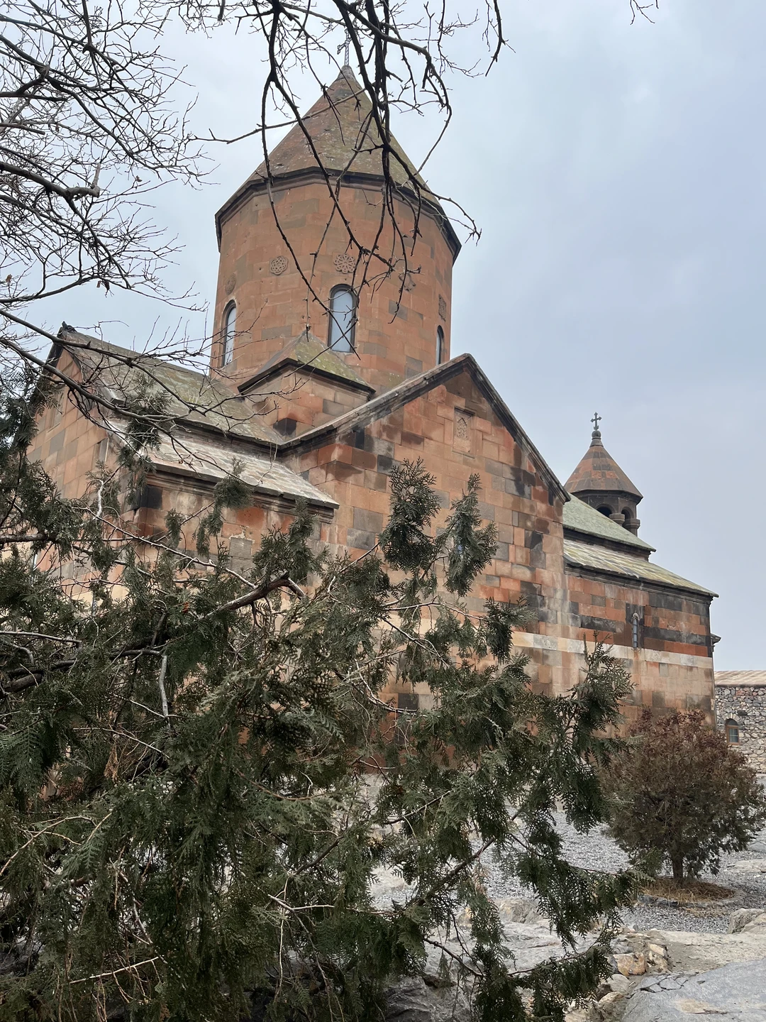 Нам очень повезло, что первое посещение Армении началось именно с этой экскурсии. Страна старинных намоленных храмов