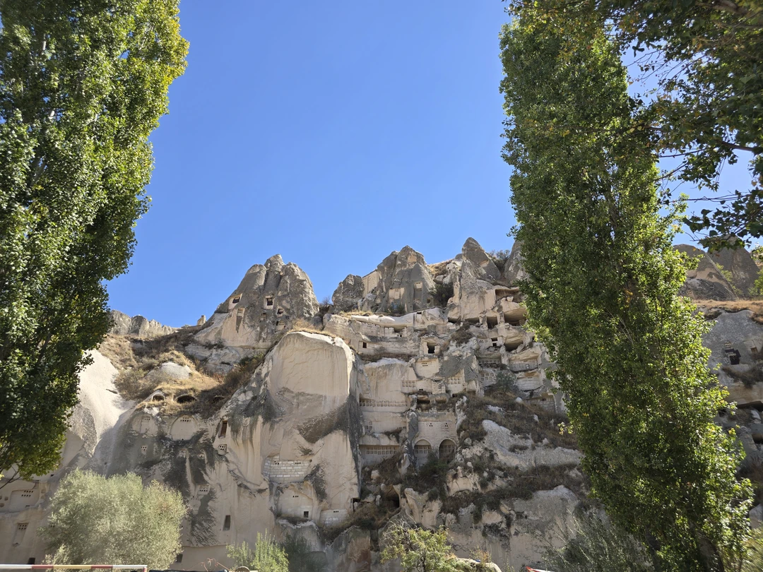 Посетили красивые места, покатались по бездорожью. Машина хорошая, водитель опытный! Всегда сам предлагал сделать красивые фото и видео:)