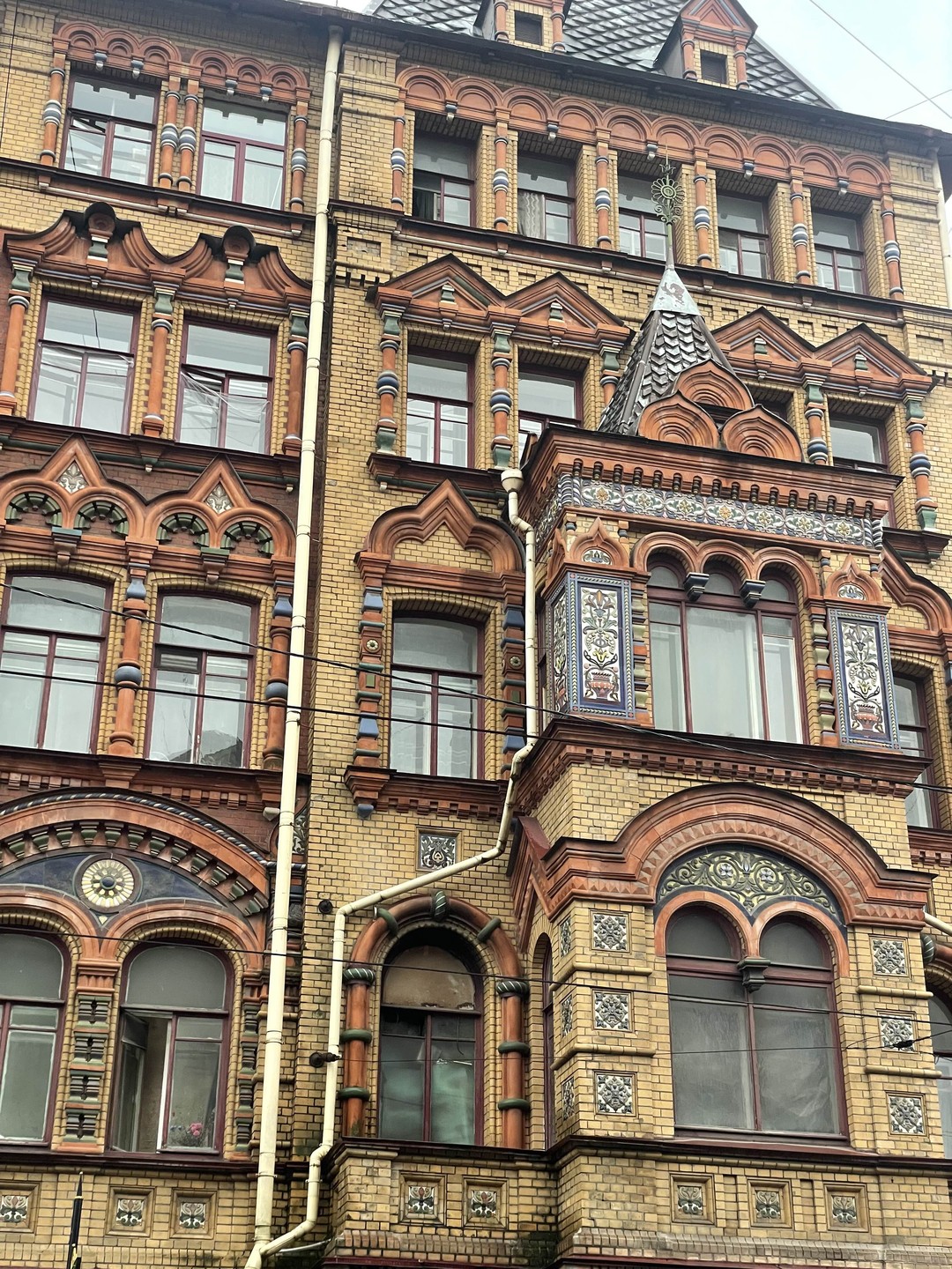 Доходные дома, дворы-колодцы и парадные лестницы (Мария)