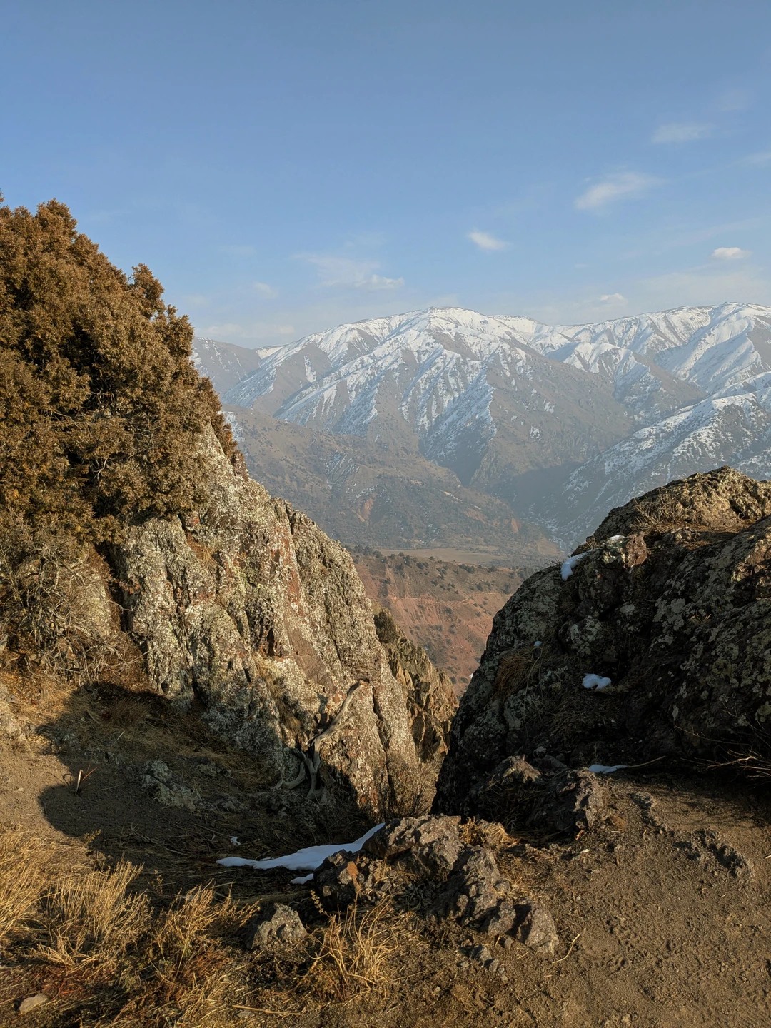 Осеннее затишье в климатических явлениях предоставило возможность порадовать глаз картинками межсезонья в горах. Нет уже весенней