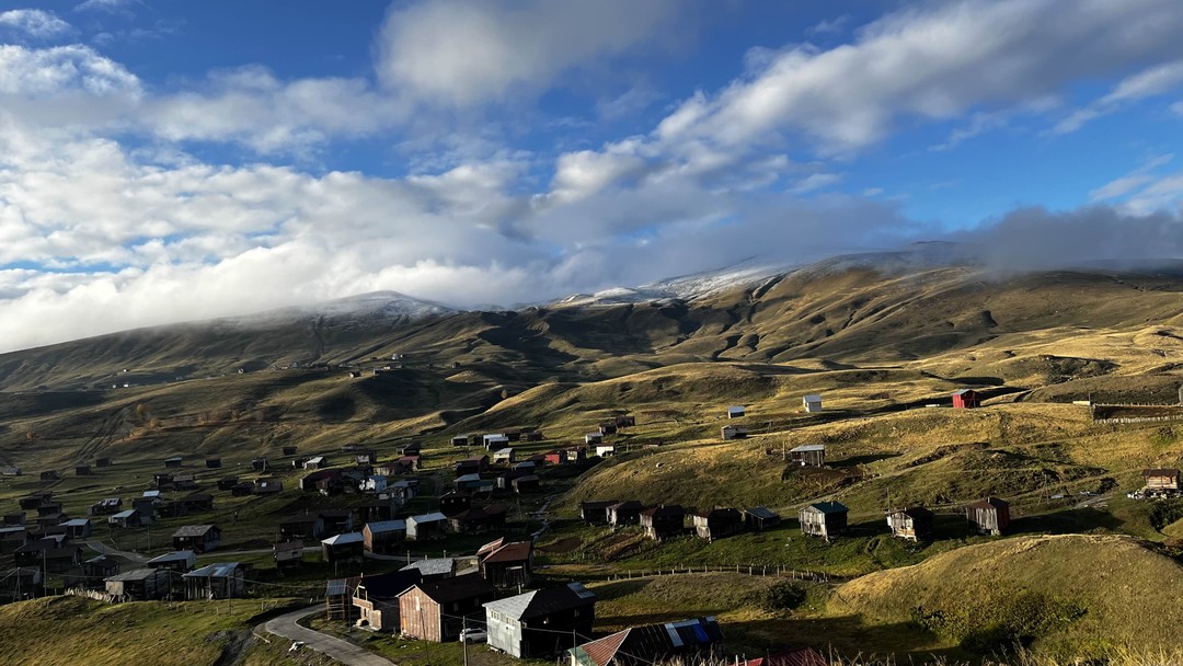 Для тех, кто любит природу в любую погоду. Великолепие видов завораживает. Сквозь облака к горным озерам,