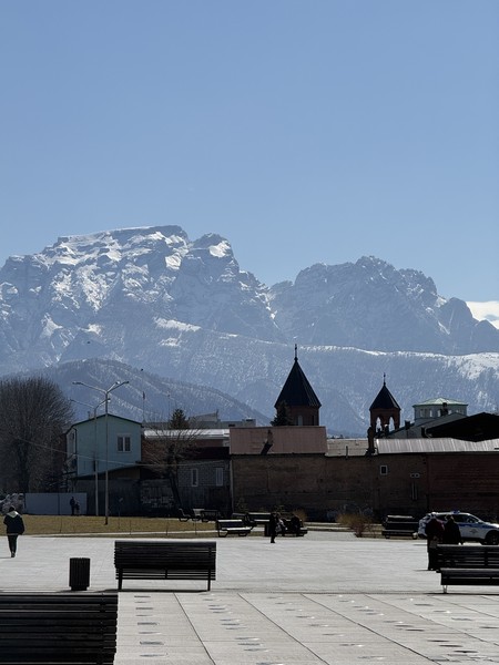 Спасибо гиду Валере за такую чудесную прогулку по Владикавказу. Прошлись по самым значимым местам города, услышали