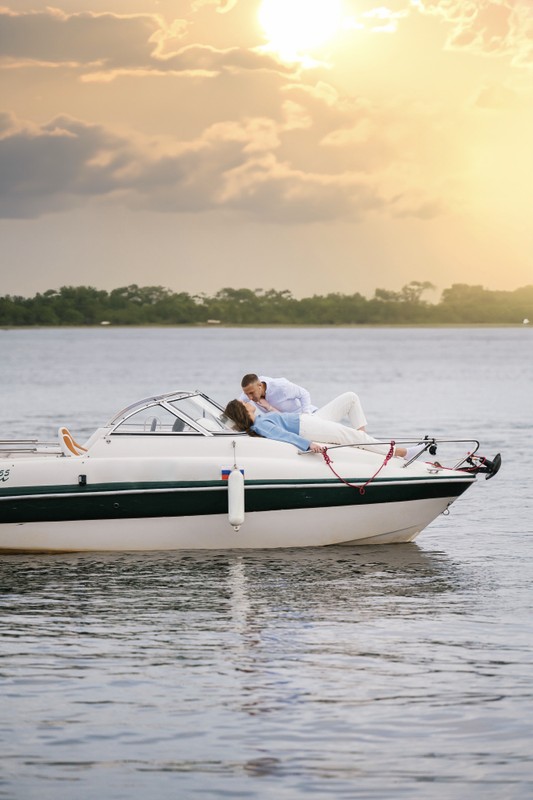 Виды На катере — по Волге