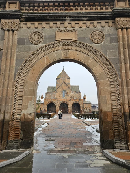 Потрясающий гид и доброжелательный мужчина! Никогда не видел таких подкованных в истории своей страны людей. День прошел великолепно и насыщенно!