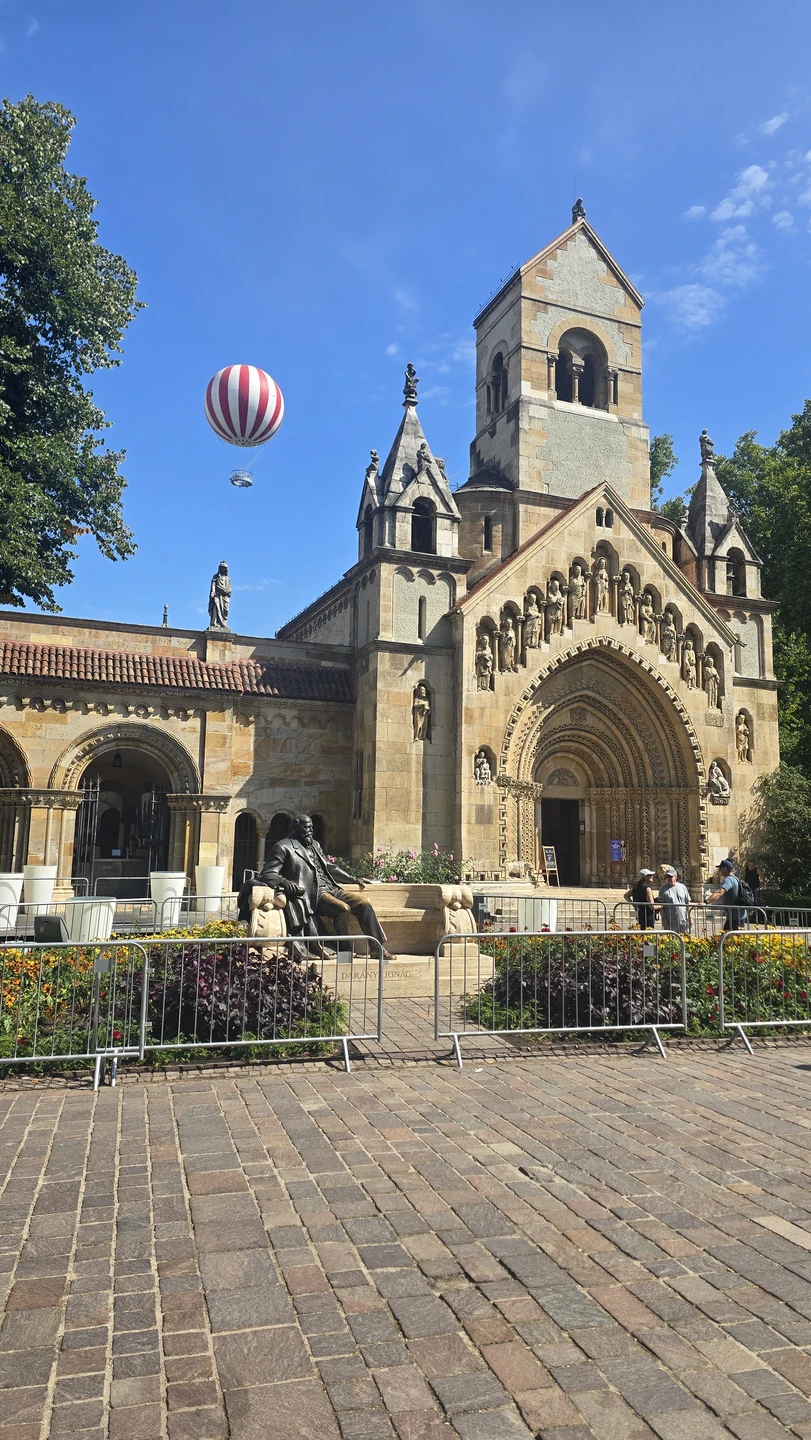 Аркадий прокатил нас по всему городу с комфортном, с остановками на всех основных достопримечательностях. Он рассказал