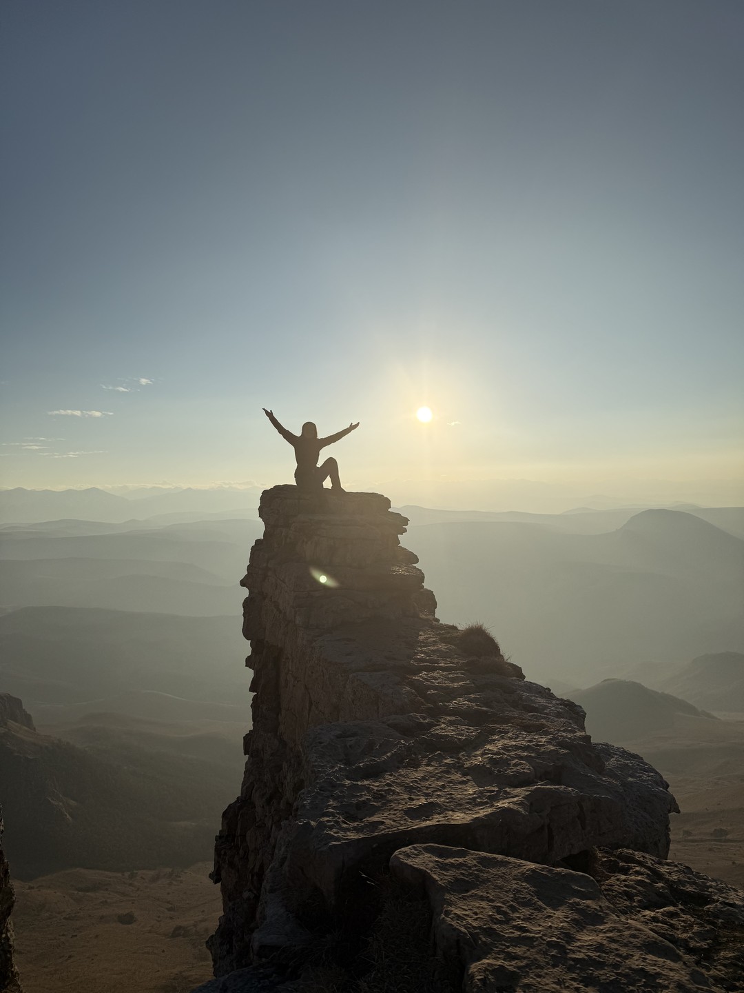 Очень рада, что получилось попасть на плато Бермамыт на закате. Нереально красивое место! А наш гид-водитель