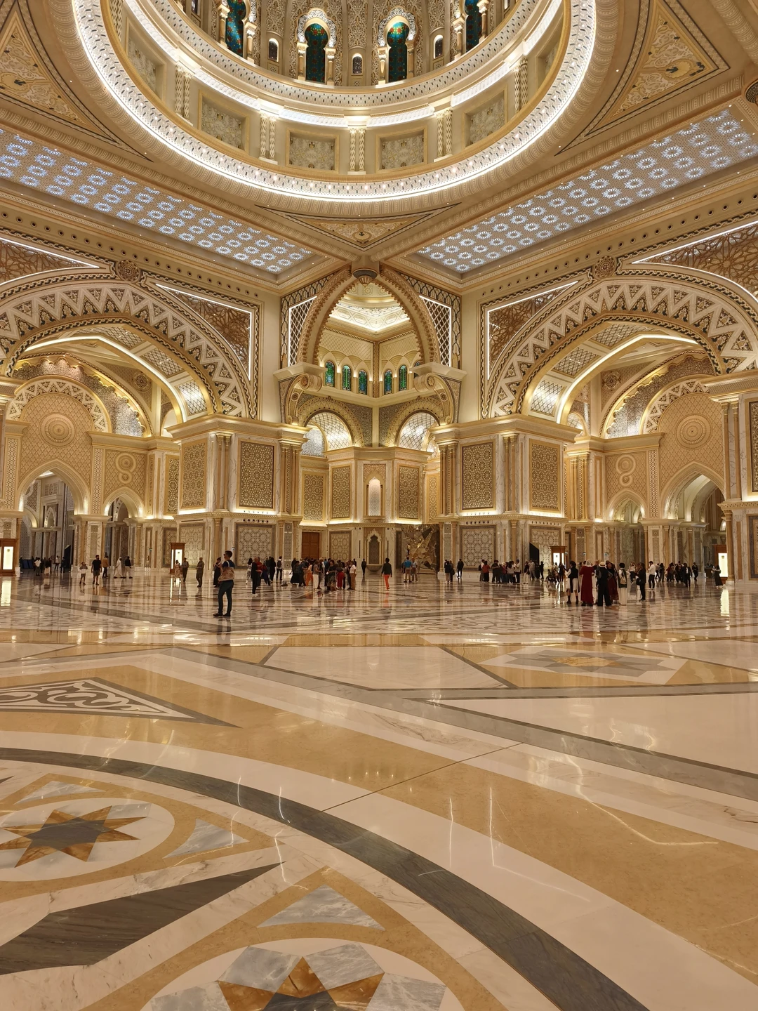 Вчера ездили с Муслимом в Абу-Даби. Всё чётко по плану, очень доброжелательный и приятный молодой человек.