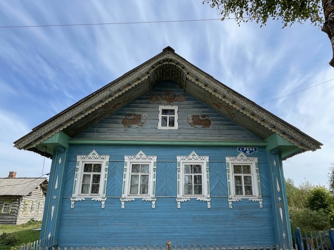 Экскурсия предоставляет уникальную возможность увидеть великолепную деревянную и каменную архитектуру на фоне живописной природы. Егор проводит