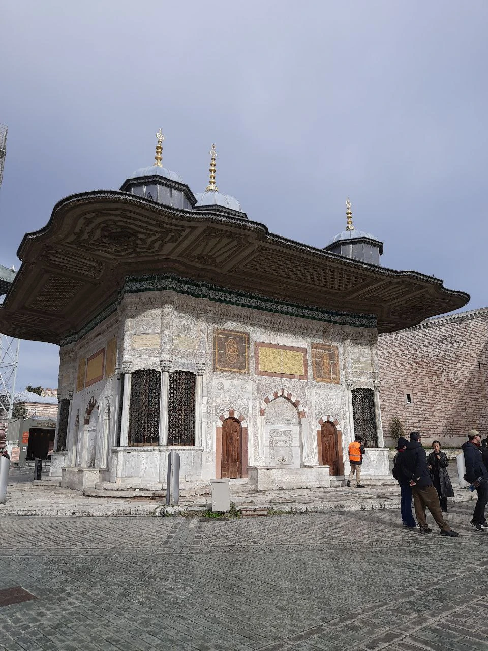 Первый раз пользовалась ауидиогидом. Всё понравилось. Можно скачать и послушать заранее. Можно двигаться по маршруту в