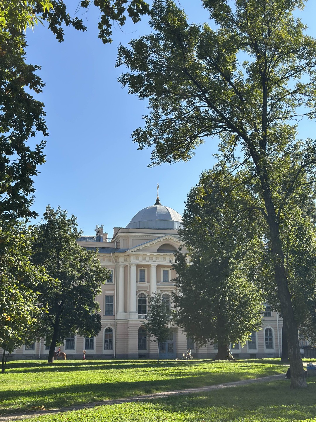 Совершенно уютная, незабываемая и безумно интересная прогулка-экскурсия! Спасибо огромное за новое впечатление о Петербурге и особенно