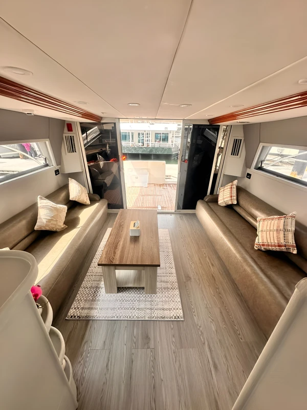 На яхте вдоль знаковых локаций Дубая