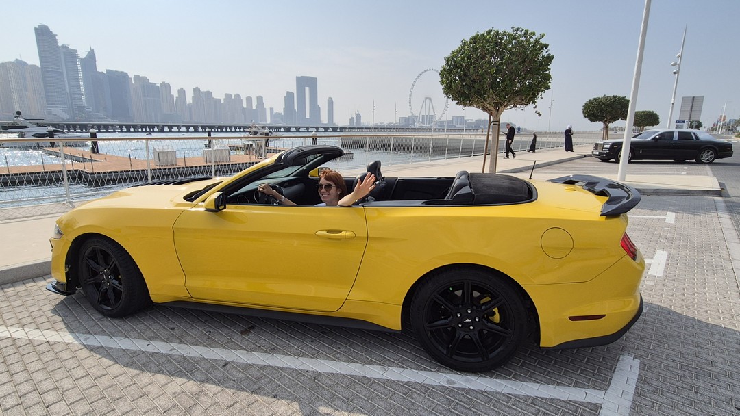 На жёлтом кабриолете по Дубаю (Вераника)