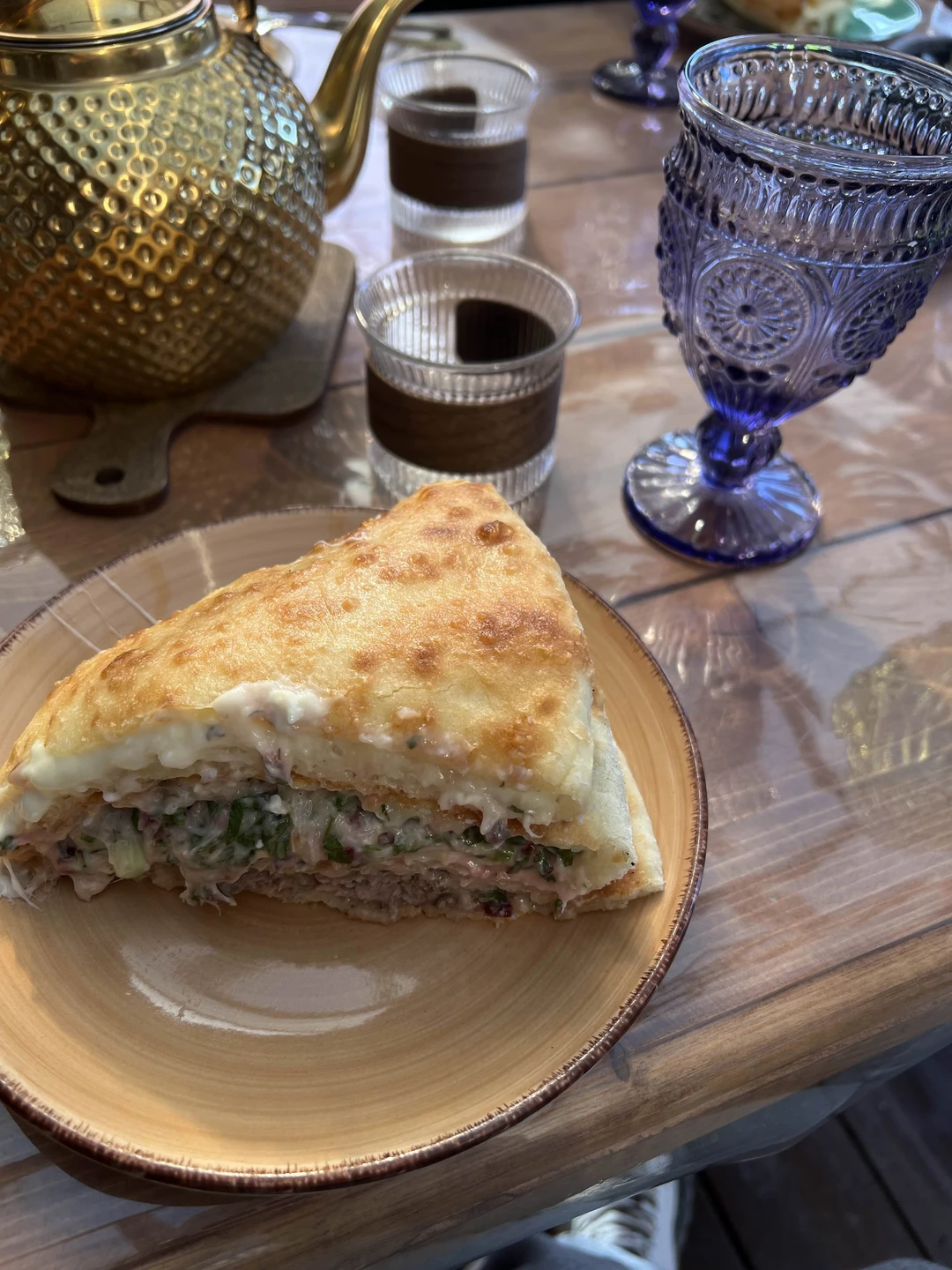 У нас была экскурсия в Северную Осетию с Юрием. Потрясающая поездка, очень повезло с погодой, было