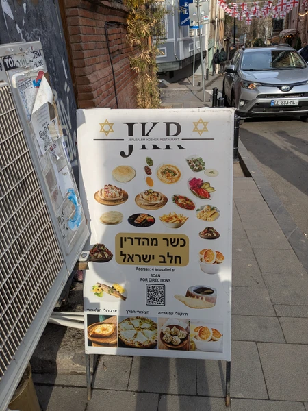 Прекрасная нестандартная прогулка с Малхазом по Тбилисским улочкам и дворикам. Знающий, внимательный экскурсовод. Заботливо относится к