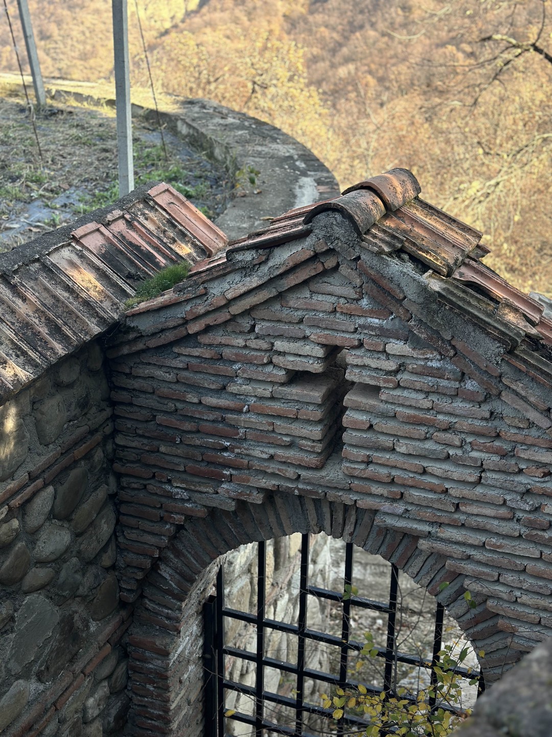 Очень крутая экскурсия, по-дружески уютная, веселая, вкусная и познавательная ☺️чудесные гид Георгий, обладает знаниями, харизмой и