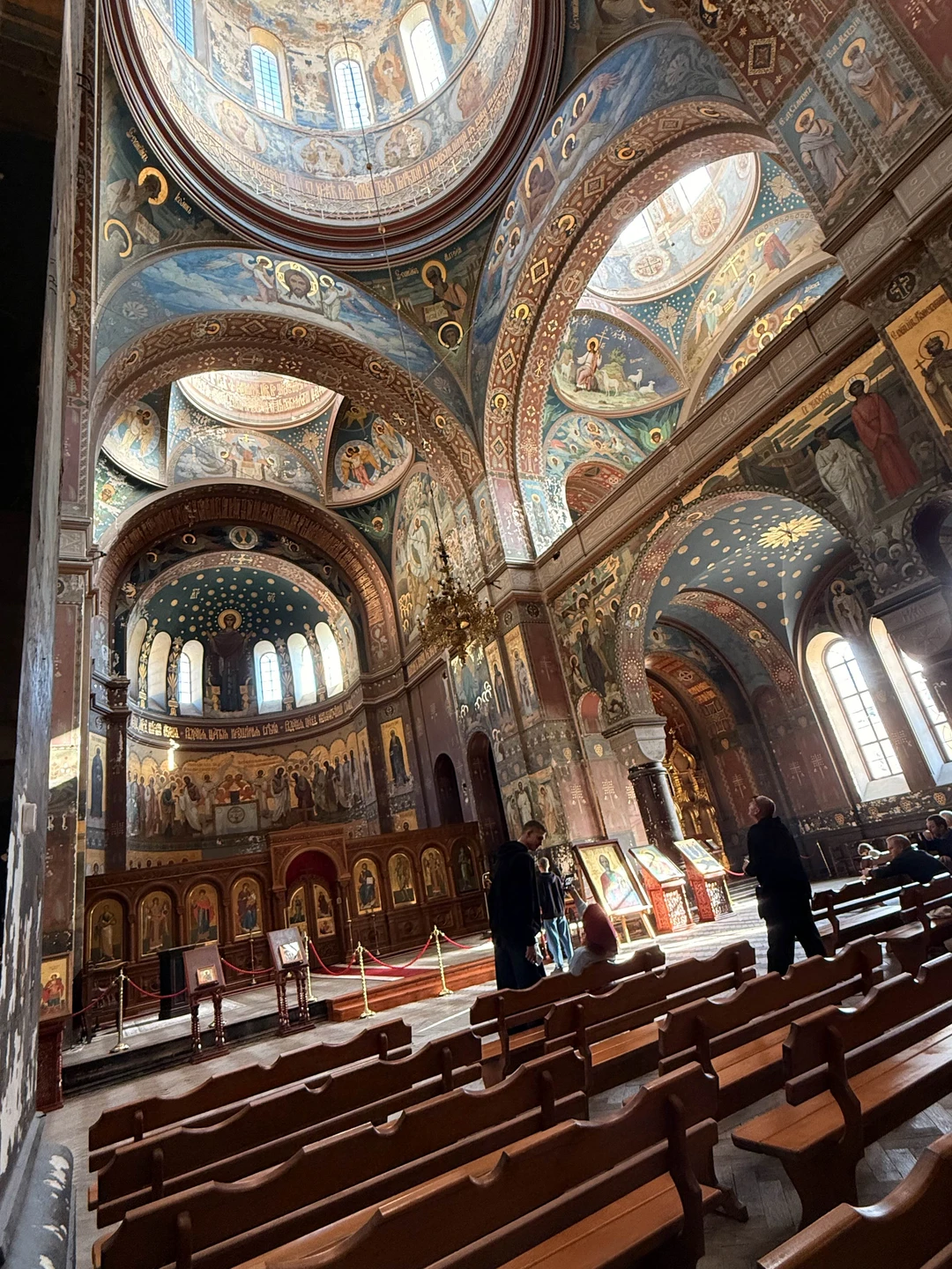 Экскурсовод- приятная девушка. Рассказывает и показывает. Пещера завораживает. Виды прекрасные. В целом все понравилось. Дегустация вина, сыра