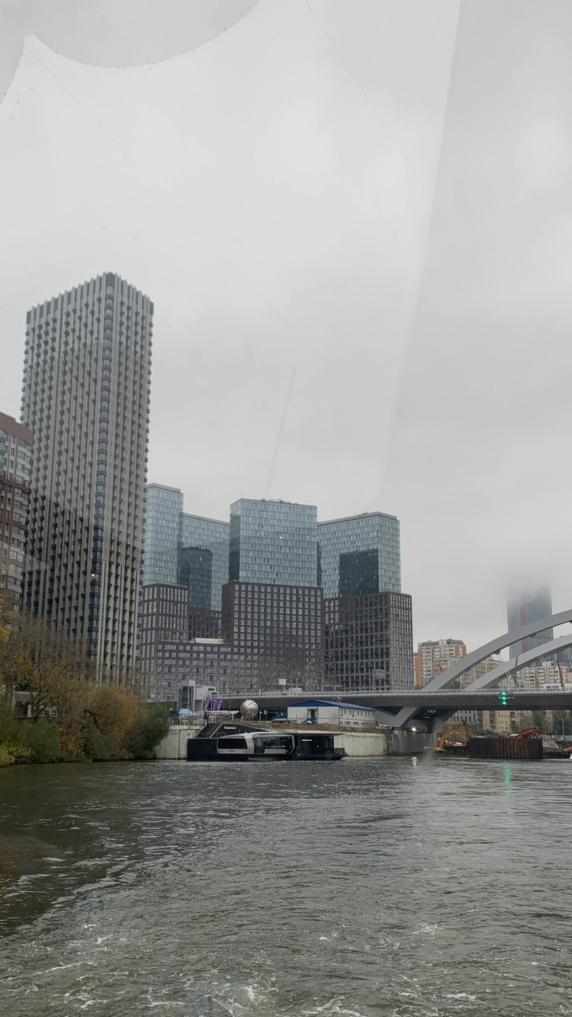 На трамвайчике очень комфортно, в сырую погоду, в тепле все посмотреть в сопровождении Елены, замечательная идея👍🏻интересно