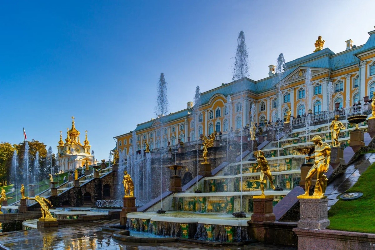 Экскурсия Из Санкт-Петербурга в Петергоф и Кронштадт: 2 города за 1 день